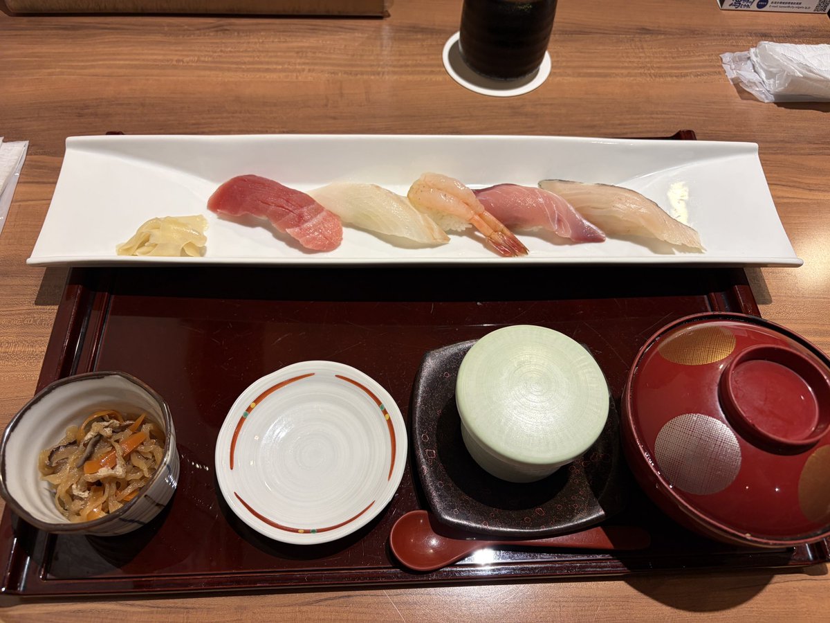 _yukikayuki's tweet photo. 寿司を食べている #komekaigi https://t.co/eNJMIdw4A4