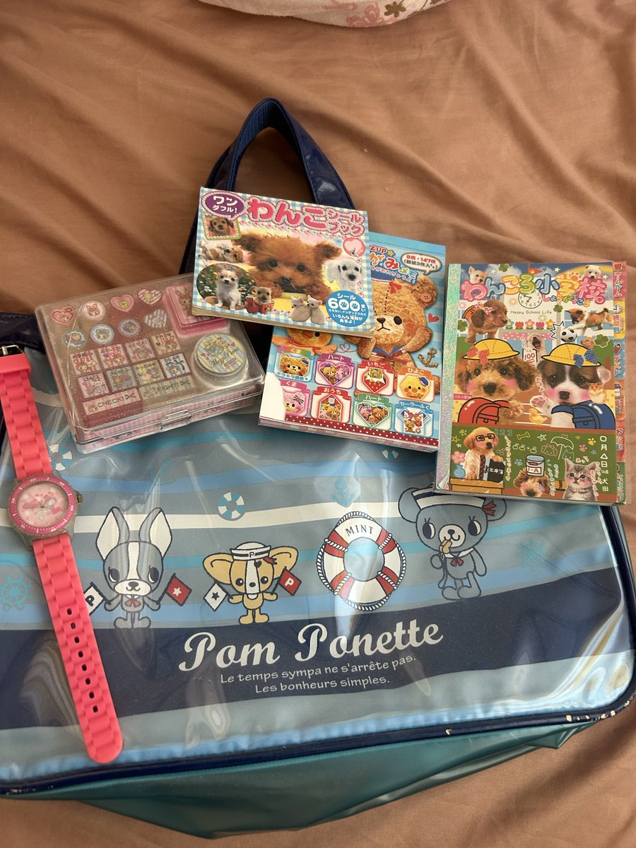 実家の自室漁ったら可愛すぎるのでてきた。
メゾピアノプロフ帳、メゾピアノスタンプ、メゾピアノ時計、ポンポネット水着バック、めちゃくちゃ使えそう