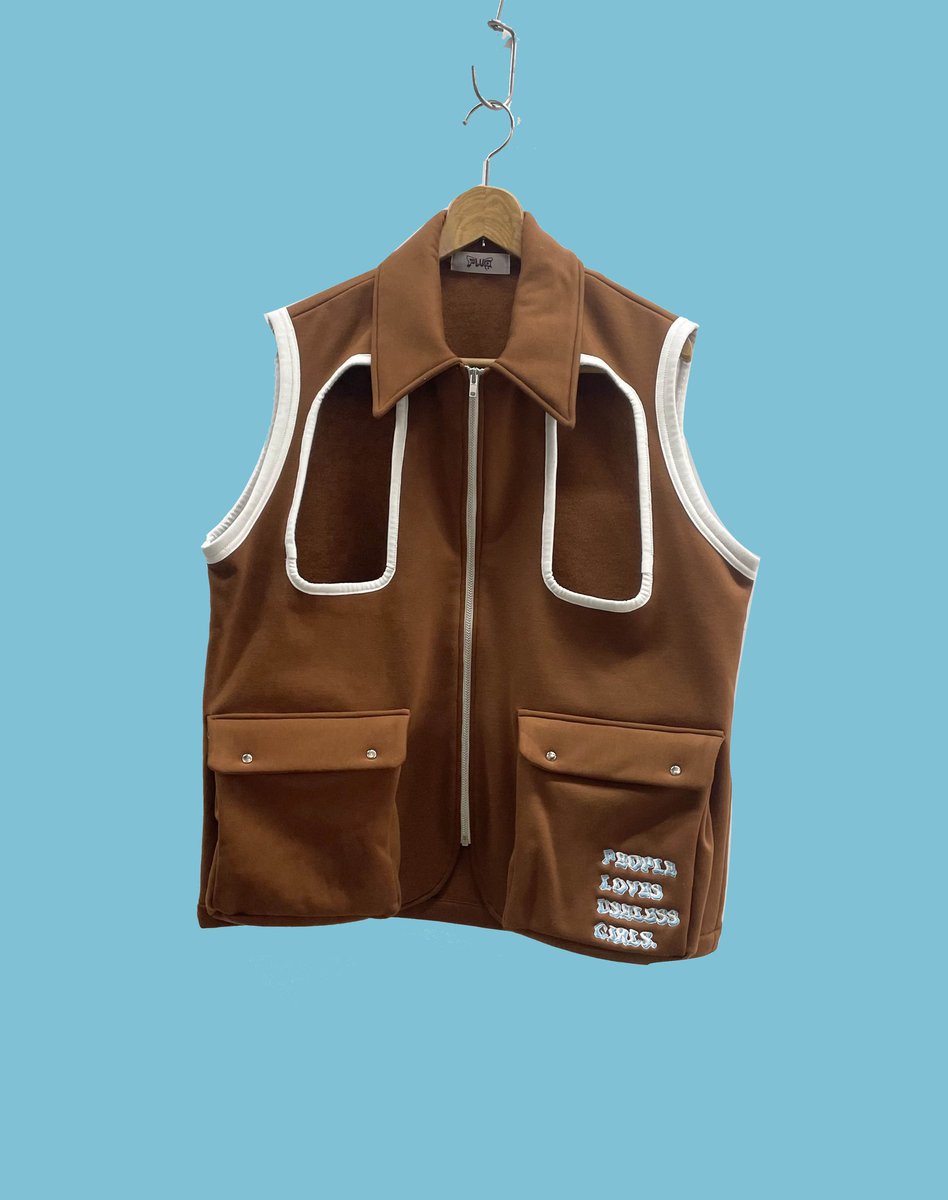 plug1982's tweet image. 画像のフキダシのように今年の夏は暑かったので夏に着ていいのか冬に着ていいのかわからないスリーブレスのアイテムを着てみました。

展示会形式の作品発表をストップしてイレギュラーにデザインした作品、スタイルルックをアップしていきます。

instagram.com/p/DQdKsFeEvj1/…