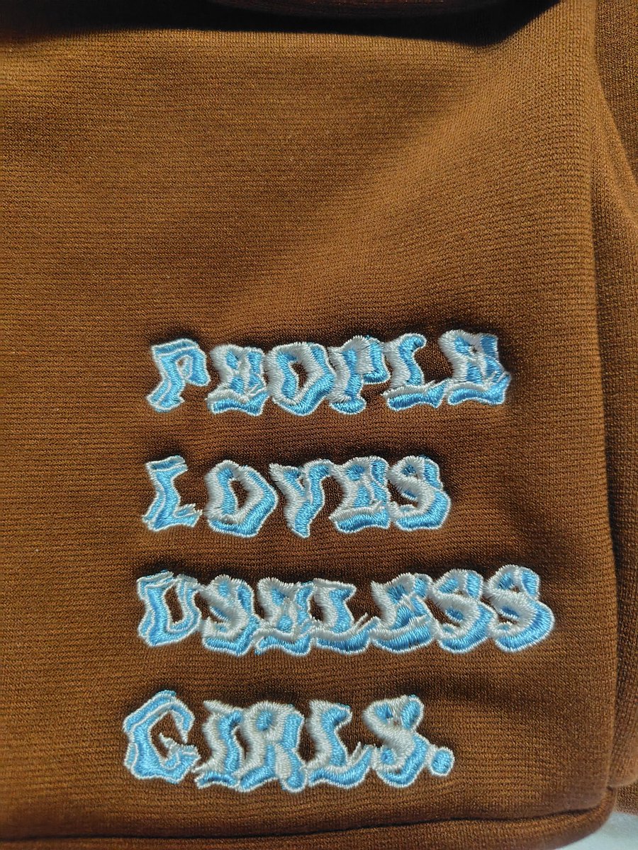 plug1982's tweet image. 画像のフキダシのように今年の夏は暑かったので夏に着ていいのか冬に着ていいのかわからないスリーブレスのアイテムを着てみました。

展示会形式の作品発表をストップしてイレギュラーにデザインした作品、スタイルルックをアップしていきます。

instagram.com/p/DQdKsFeEvj1/…