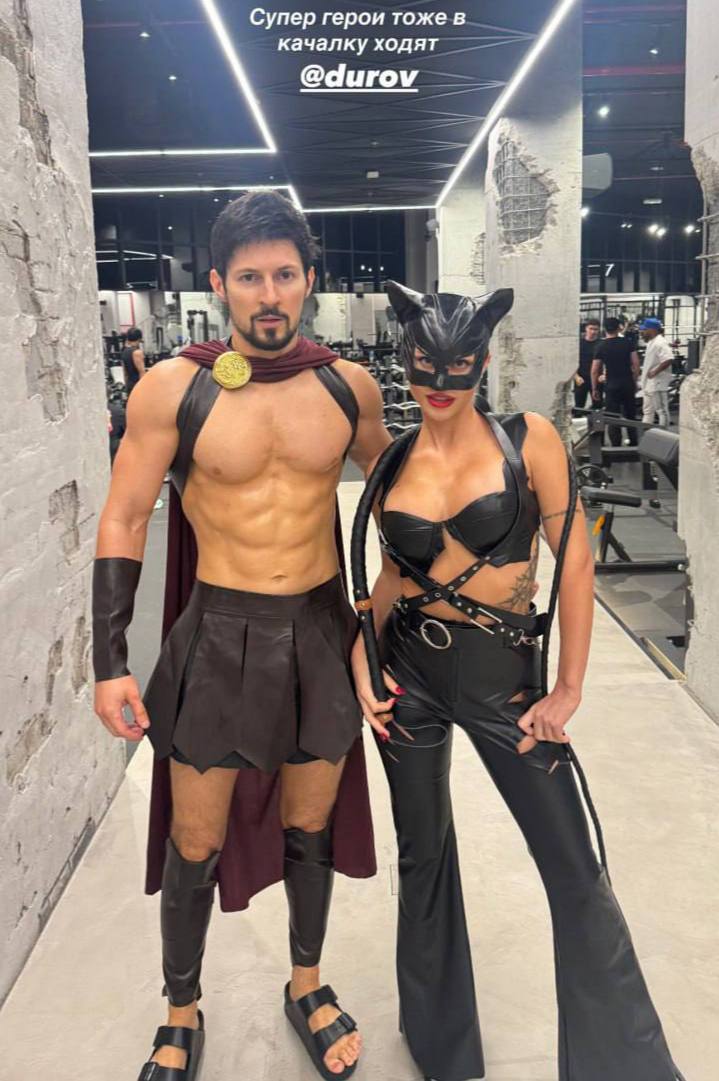 daniel_msk's tweet image. Дуров показал свой костюм спартанца на Хэллоуин. 
Также свой костюм на Хэллоуин показал глава мессенджера MAX