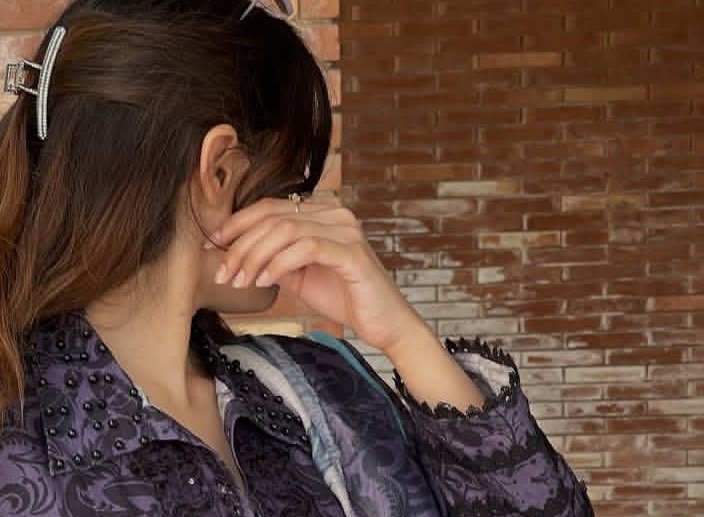 तुम्हारे अंदर ज़ब टीस उठेगी तो सोचोगे
काश.! हाथ की पकड़ ढीली नहीं करता
आखिरी बार एक और गुजारिश करता
किन्तु ज़िंदगी काश पे नहीं रुकती मित्र.!
बहती दरिया की तरह आगे बह जाती है
और तुम्हें उसी हालात में छोड़ जाती है
जहां तुम सोचते रह जाते हो कि. काश.!

#श्रीRadhe🍁 
#परिंदा #बज़्म