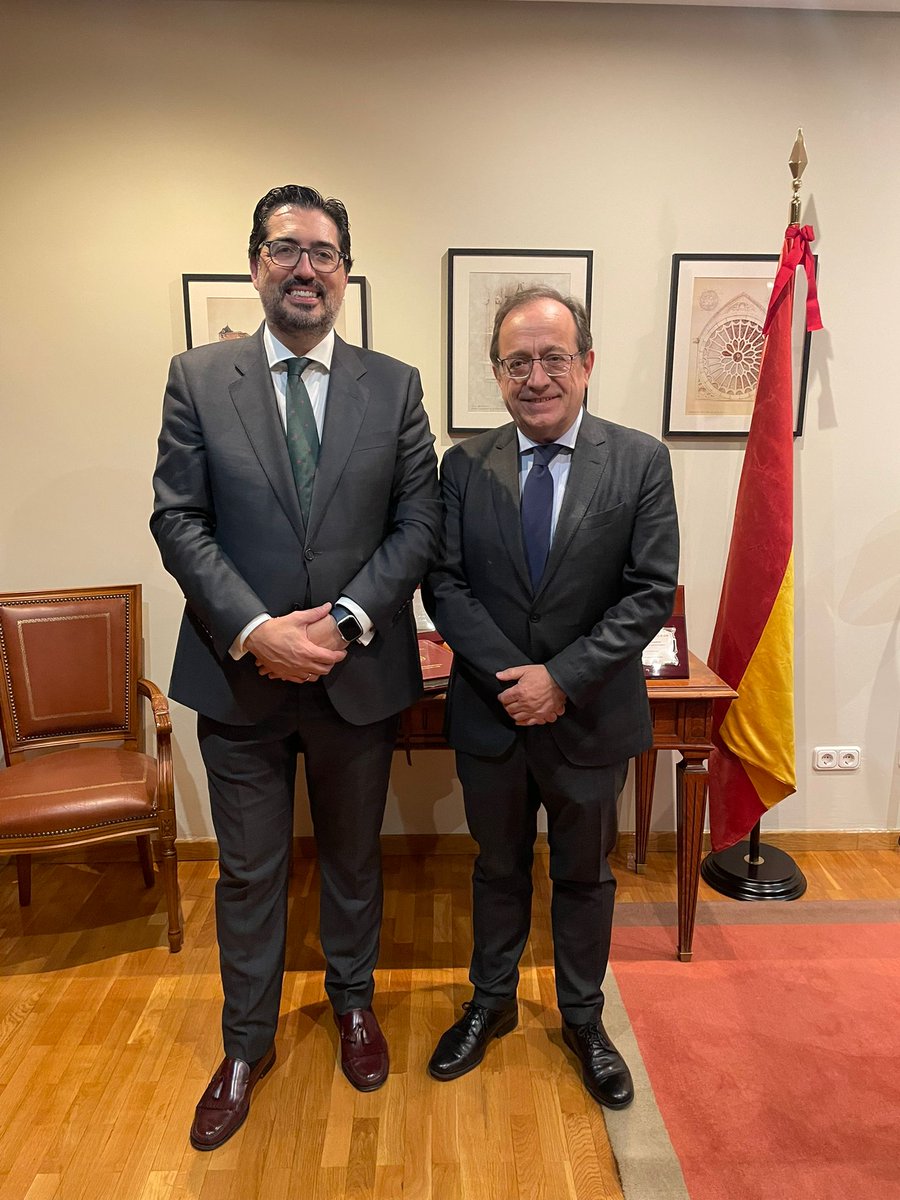 Enhorabuena a mi compañero y amigo <a href="/DAVIDIEZREVILLA/">DAVID DIEZ REVILLA</a> tras el éxito obtenido en las elecciones celebradas en el dia de hoy y que le convierten en el nuevo Decano de <a href="/ica_leon/">ICA de Leon</a> .Qué tranquilidad de saber que el colegio queda en buenas manos! <a href="/Abogacia_es/">Abogacía Española</a> <a href="/Abogacia_CyL/">CACYL</a> <a href="/Bierzo_icaleon/">Delegación Bierzo ICAL</a>