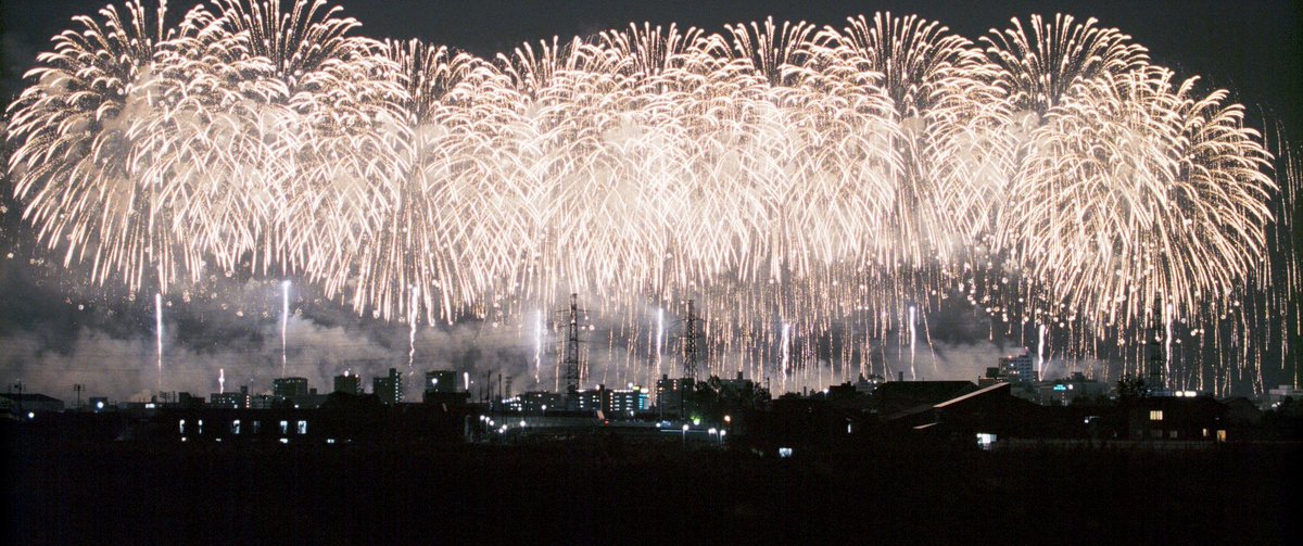 𝑻𝑯𝑬𝑨𝑻𝑬𝑹 
￣￣￣￣￣
　＼ 1日はサービスデー ／
　　#火の華 公開2日目
11/1(土) 上映スケジュール⏰

◾️東京 #ユーロスペース
10:00*｜12:50*｜18:05
*上映後、舞台挨拶あり。残席僅少。

◾️#大阪ステーションシティシネマ
11:15｜18:20

◾️新潟 #JMAXシアター上越
12:30｜21:40

◾️富山