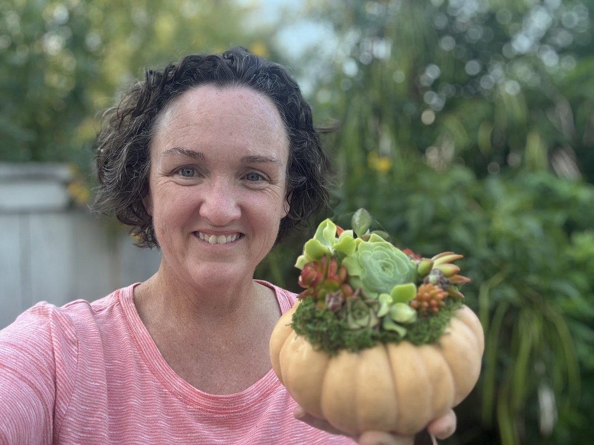katieporteroc's tweet image. Happy Halloween! In between campaign events, I had some time to hand decorate some pumpkins—an annual tradition.
Looking forward to seeing all the trick-or-treaters in Orange County tonight!