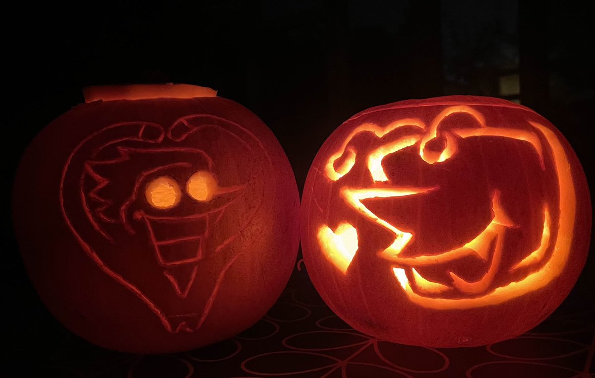 happy halloween #spamtenna nation 

yaoi pumpkins i carved with my beloved <a href="/jorbsland/">jorbs</a> :D