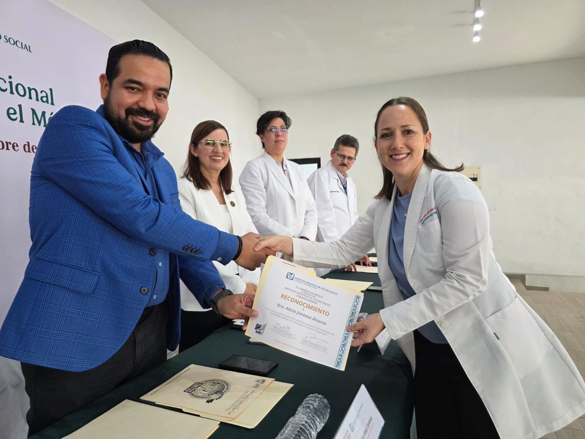 IMSSColima's tweet image. 👩‍⚕️👨‍⚕️ IMSS Colima reconoce la vocación y compromiso del personal médico.
La doctora Fátima Borrego Pérez destacó que su labor es pilar del Instituto, al brindar atención humanista, empática y basada en la ciencia y la ética 💚 #OrgulloIMSS #IMSSColima