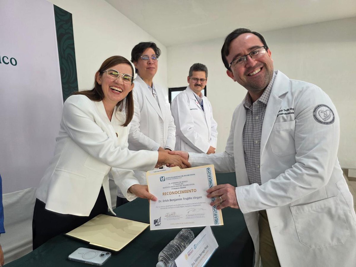 IMSSColima's tweet image. 👩‍⚕️👨‍⚕️ IMSS Colima reconoce la vocación y compromiso del personal médico.
La doctora Fátima Borrego Pérez destacó que su labor es pilar del Instituto, al brindar atención humanista, empática y basada en la ciencia y la ética 💚 #OrgulloIMSS #IMSSColima
