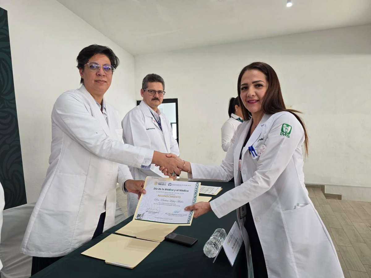 IMSSColima's tweet image. 👩‍⚕️👨‍⚕️ IMSS Colima reconoce la vocación y compromiso del personal médico.
La doctora Fátima Borrego Pérez destacó que su labor es pilar del Instituto, al brindar atención humanista, empática y basada en la ciencia y la ética 💚 #OrgulloIMSS #IMSSColima