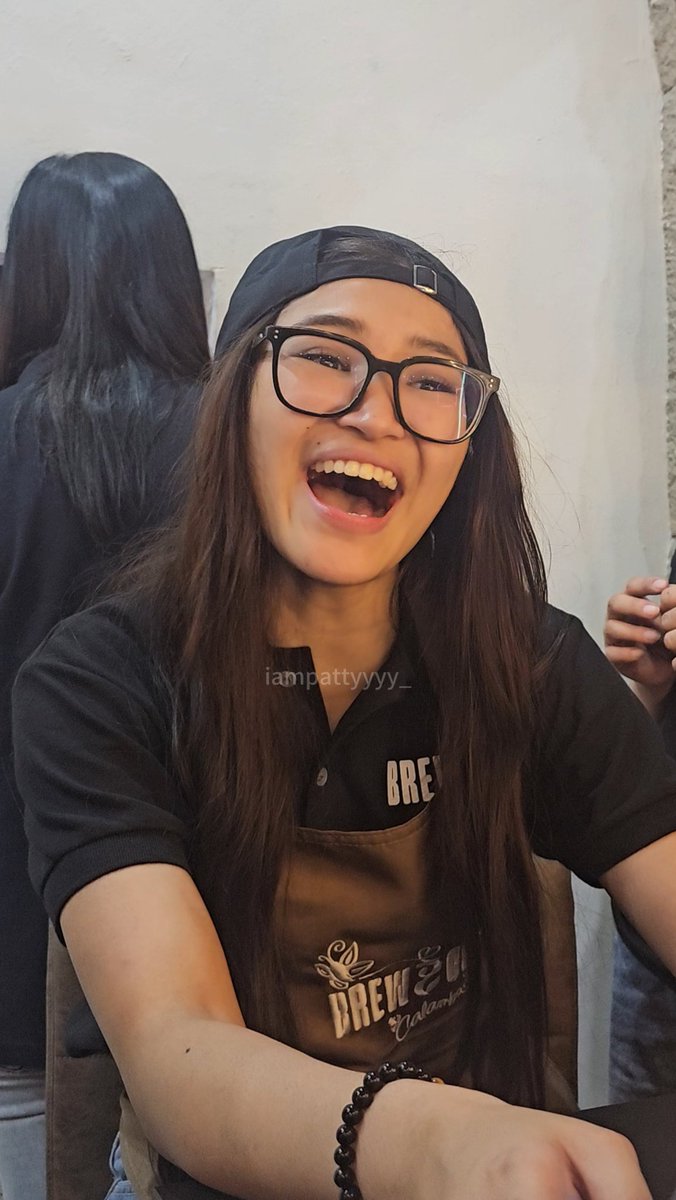 MamasaurMandu's tweet photo. While other girls are out there enjoying their vacation and unwinding 

COLET in Bohol,
MIKHA in Bali,
AIAH in Hong Kong,
STACEY in Taiwan 

Meanwhile, si JHOANNA @bini_jhoanna naglalaro-laro ng “Kahera Kahera” with blooms and si SHEENA @bini_sheena naman nasa cosplay event with blooms!

Sobrang cute ng dalawang bunsooo!! 😭😭😭

#BINI