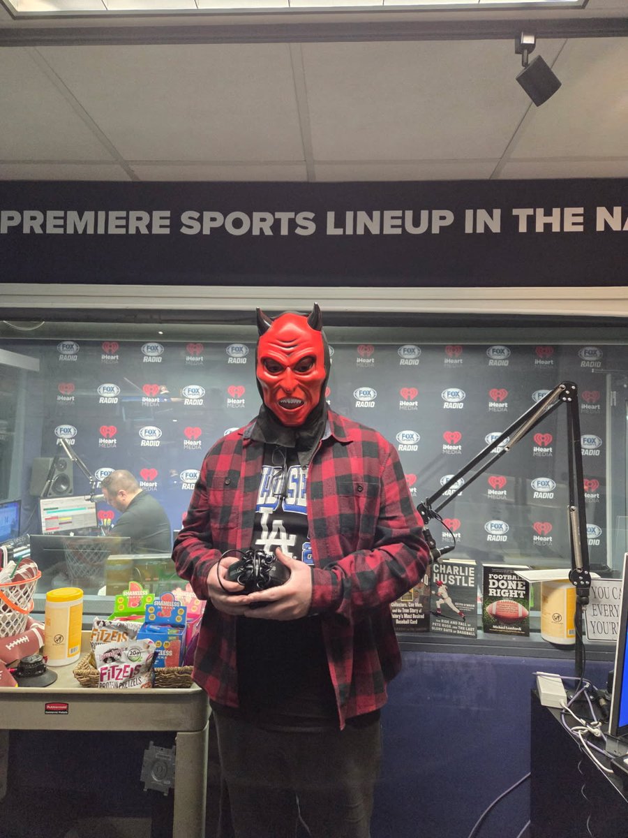 Happy Halloween 🧛🏼👹👻🎃👽🧌💀🍬🍫