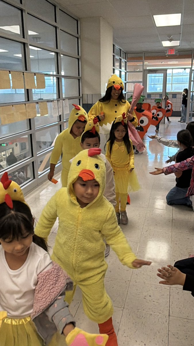 📚✨ Storybook Parade Fun
Our halls came to life as students and staff dressed up as their favorite storybook characters! From Llama Llama Red Pajama to Creepy Carrots and Have You Filled a Bucket Today?, SHP celebrated the joy of reading in the most creative way! 🐝❤️