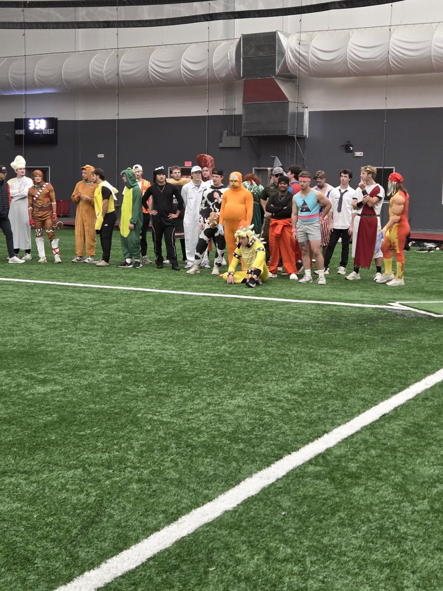 ryankragh's tweet image. Happy Halloween from the fellas.