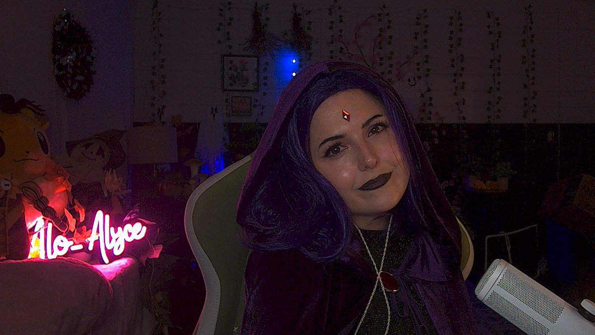 Raven says come say HI on stream! twitch.tv/alo_alyce