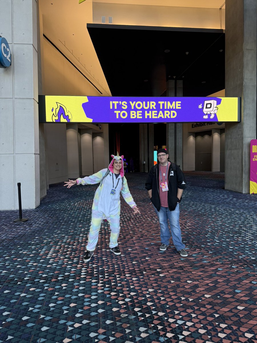 First day of <a href="/DreamHackNA/">DreamHack North America</a> in the books! Had a ton of fun prancing around as a Unicorn with <a href="/SylverTyde/">Sylvertyde</a> and even ran into <a href="/TacticalGramma/">TacticalGramma</a> !