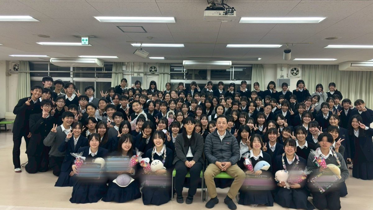 10/30に55期の引退式を行いました！
隠し芸大会や先輩方へプレゼントを渡したりして盛り上がりました！🎁
また3年生の幹部の方々からありがたいお言葉を頂いた後、最後には3年生のみの合奏を行いました🎶
これからも越北吹部の応援よろしくお願いします！✨