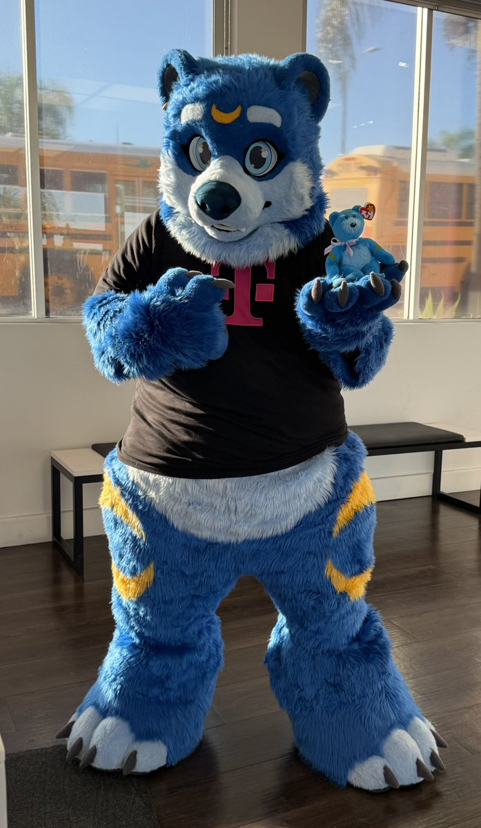 Happy #fursuitfriday and I hope everyone has a safe and spooky Halloween 🎃!