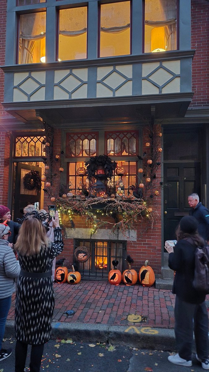 Dev_Marie_Cos's tweet photo. Halloween tradition, see what the rich put of for us to enjoy. https://t.co/yrJnIyROtL