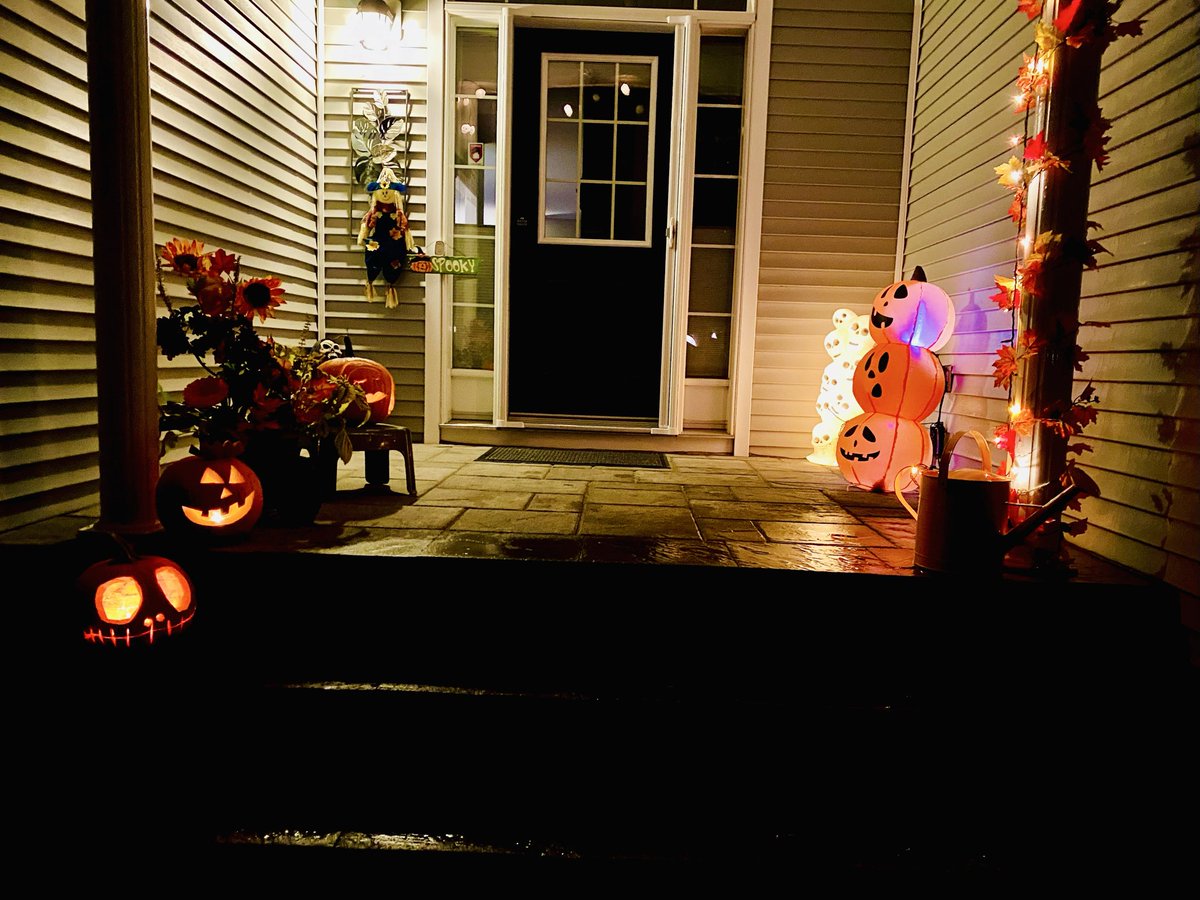 VisibleThink's tweet image. Big rain, cold wind we are on, #HalloweenVibes lots of spirits here.
Hoping the Jays can dampen some
Dodger spirits later tonight..