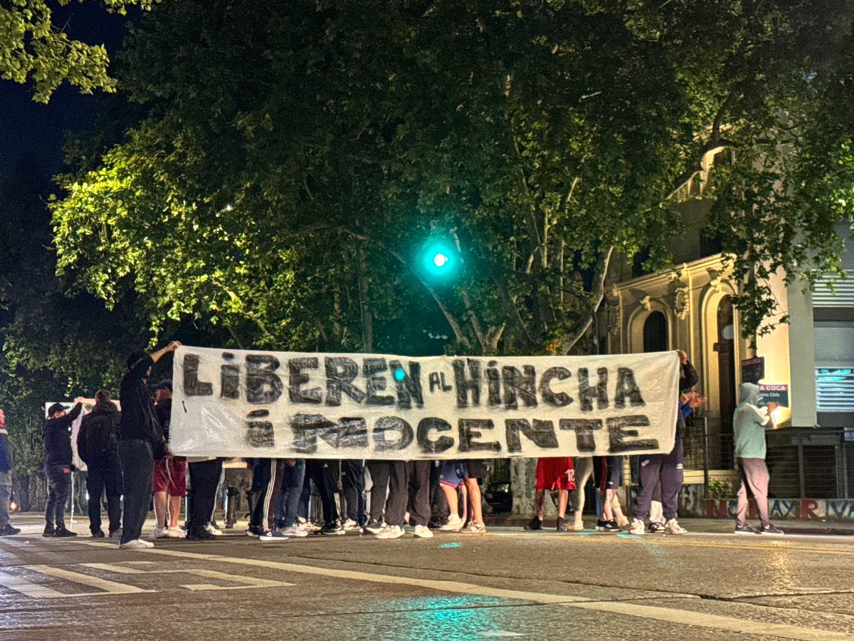 decanocom's tweet image. Terminó la marcha pacífica que hinchas tricolores convocaron en esta tarde noche montevideana