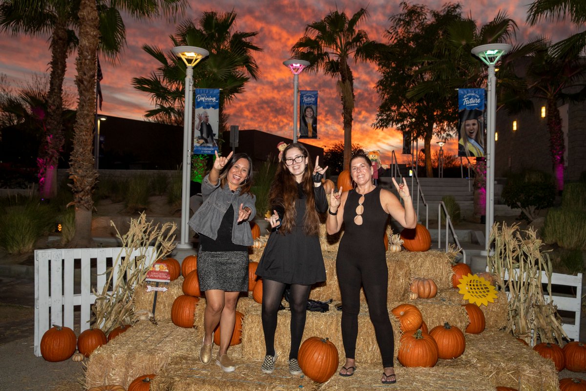CSUSBAlumni's tweet image. Fall flashback moments that warm our hearts at PDC Fall Fest🐾🍂🎃
#CSUSB #fall #october #fallfest