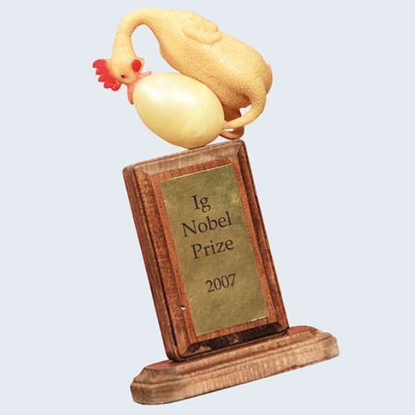 #DestelloUltravioleta

Los Ig Nobel son premios que se entregan a investigaciones inusuales, como las arañas muertas que sirven de pinzas robóticas o por qué a los lagartos arcoiris les gusta la pizza de cuatro quesos

<a href="/RadioUdeG/">Radio Universidad de Guadalajara</a> 

<a href="/aquelricardo/">Ricardo</a> <a href="/dimeChascona/">Anabel Casillas</a> <a href="/AzaelSG/">Azael López</a> <a href="/Fabianecr/">Fabián Cázares</a>