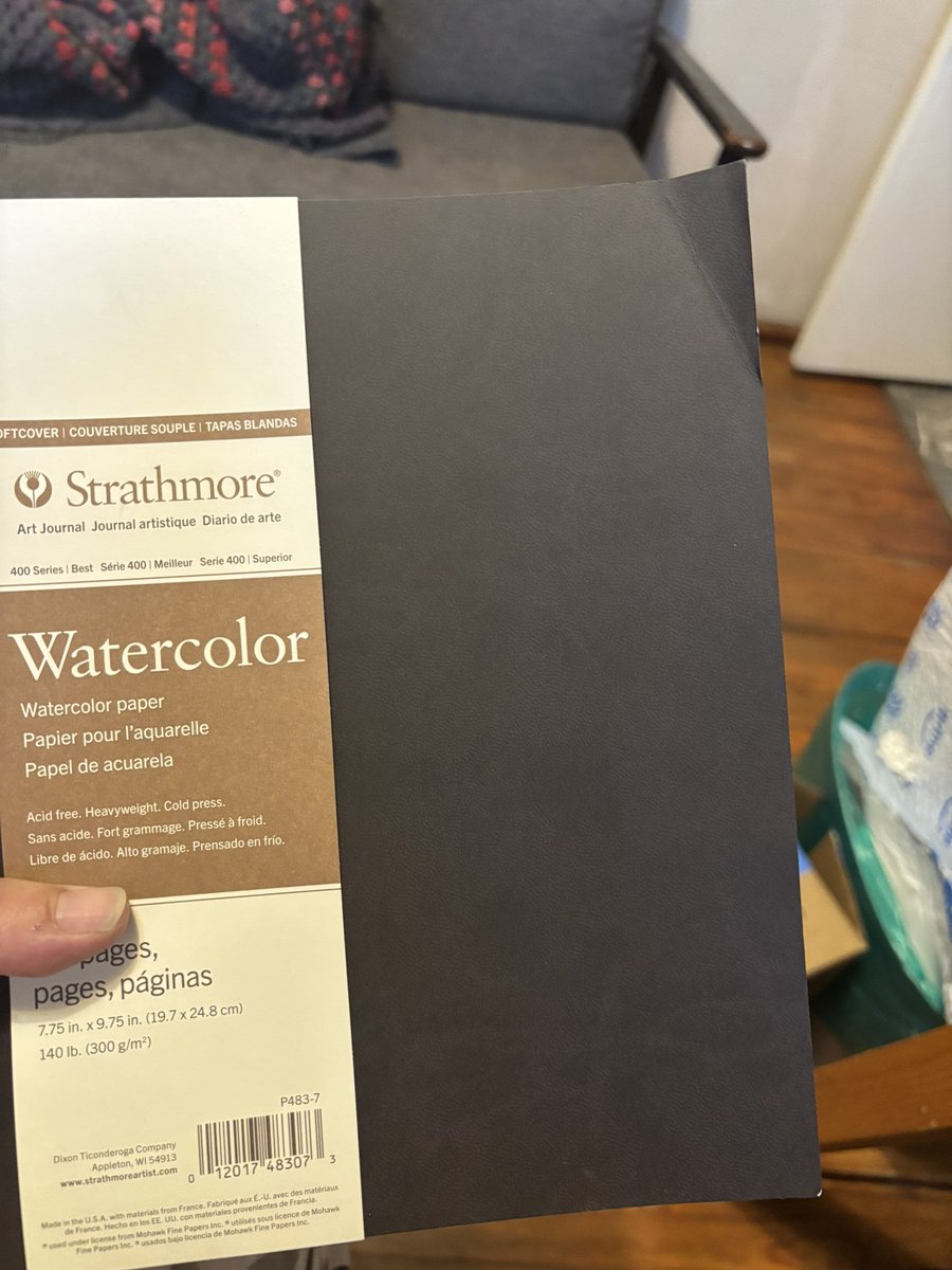 Lorsmont's tweet photo. @amazonmex compré un cuaderno de acuarela carísimo para que me lo entreguen doblado, pongan más atención y cuidado. Ya me llegó una paleta rota que tuve que devolver, no tengo tiempo de estar jugando a la devolución. https://t.co/TXD0QHFiZF