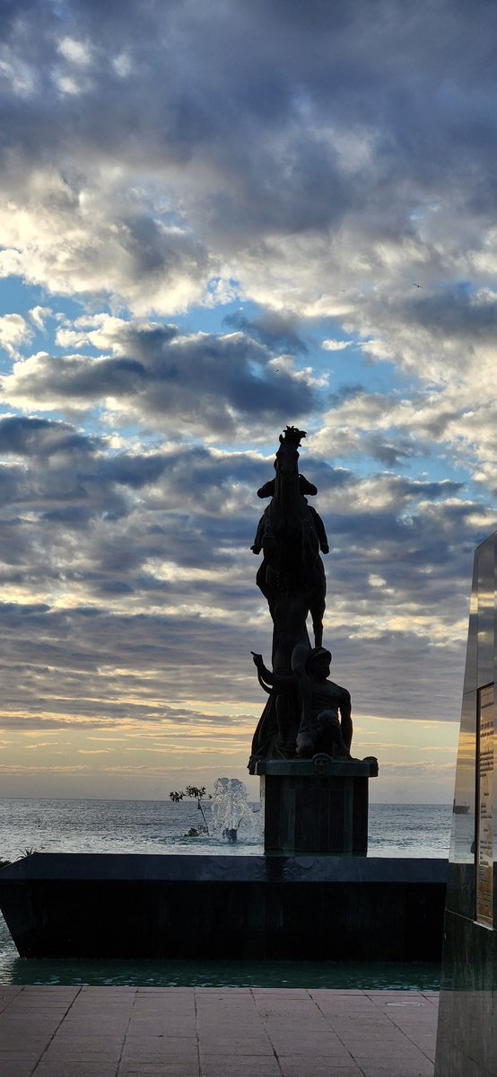 Buenas noches navegantes!!
Ocaso de Sol  en Viña del Mar, Chile 🇨🇱
Se va el dia en la costa.
<a href="/8ntmuch/">Garrick</a> <a href="/BSapag/">Belen Sapag M.</a> <a href="/Havenlust/">Scott</a> <a href="/FarosLos/">Los faros del mundo</a> <a href="/indian_pitta/">Mohit Mehta</a> <a href="/hacerfotos/">Antonio (@hacerfotos)</a>
