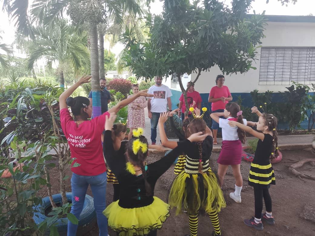 📌 Asamblea de Jóvenes Ejemplares en la Escuela Primaria Calixto García de Santa Clara en presencia de Yanet Hernández Miembro del Buró Nacional de la #UJCdeCuba y <a href="/HermesDeCuba/">Hermes G. Aguilera Pérez</a> 1mer Secretario de #UJCVillaClara .