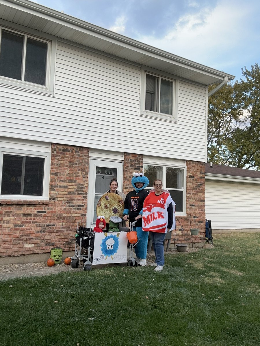 KayleighIsDead's tweet photo. Happy Halloween from the Bohlens! https://t.co/e8LnrPvS5L