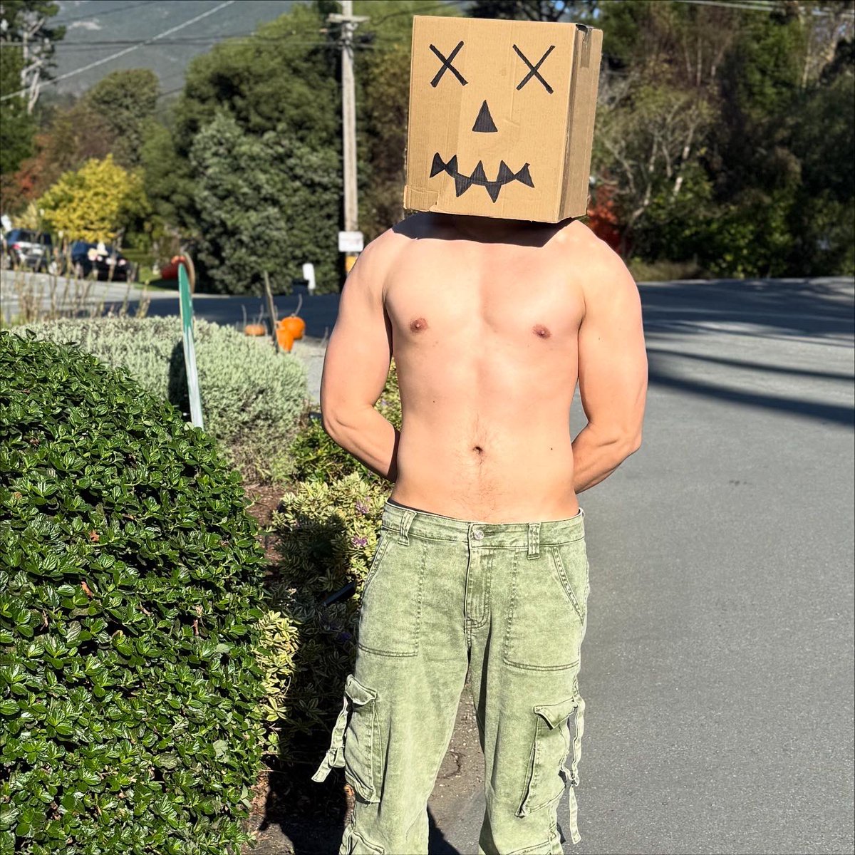 beejay1994zero5's tweet photo. Happy halloween🎃👻 https://t.co/kSWrVsSkxT
