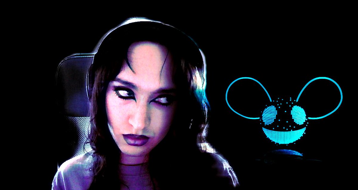 vistapr1ncess's tweet image. happy halloween this is as spooky as my makeup gets #rawr