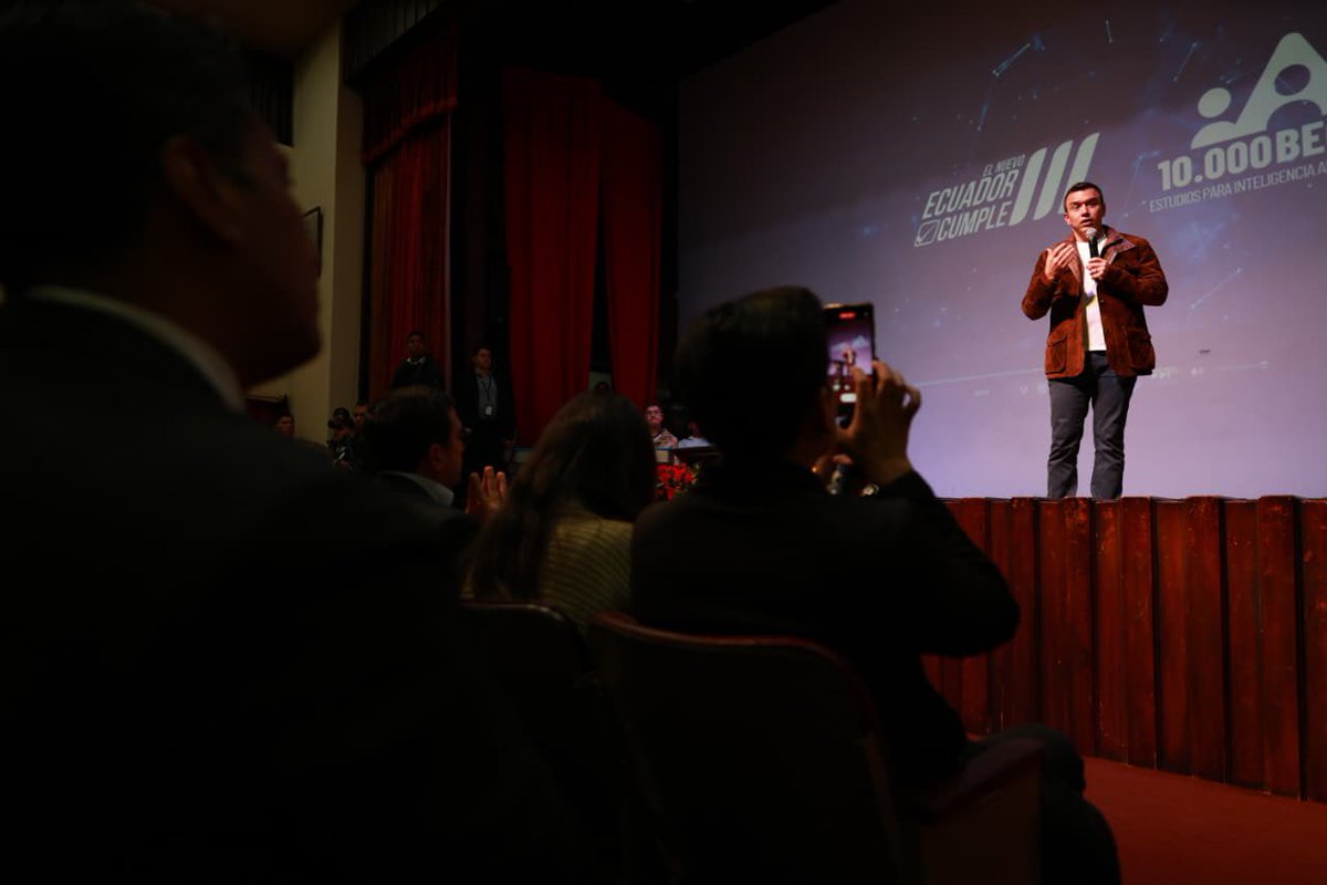 El presidente <a href="/DanielNoboaOk/">Daniel Noboa Azin</a> lideró la entrega de 10.000 becas de capacitación en Inteligencia Artificial, dirigidas a jóvenes ecuatorianos que se preparan para los retos del mundo actual, esto gracias al trabajo conjunto entre los gobiernos de Ecuador y Emiratos Árabes Unidos,