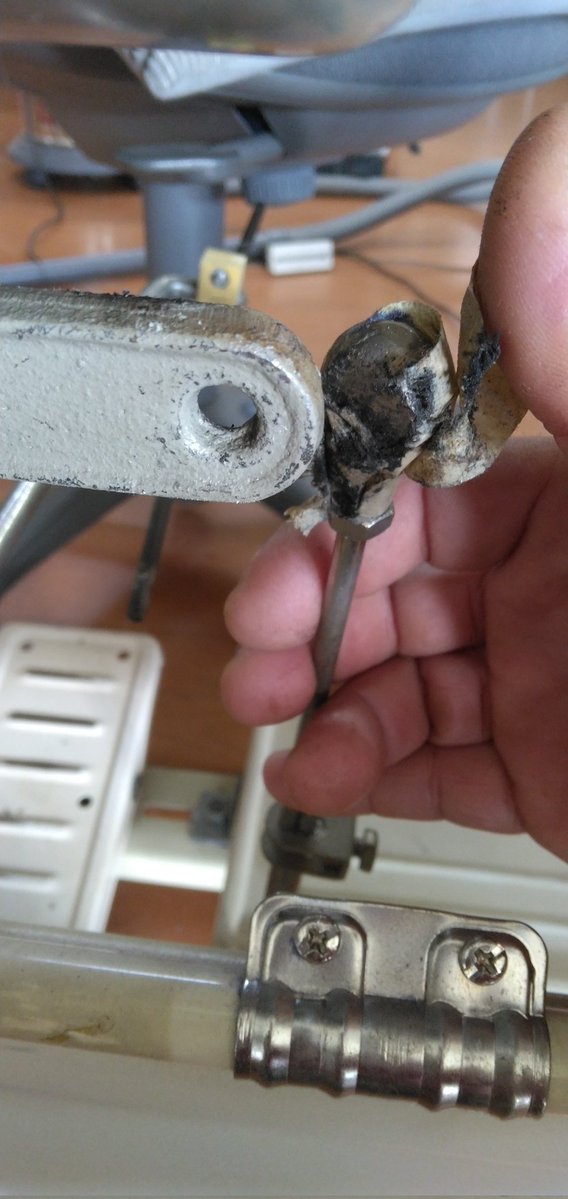 クラッチの連結
ガムテープとヒモだった🤣

EXT 100クラッチなので、内職さんが使ってたのかな？
内職は高くてEXTは買わないと思うし謎