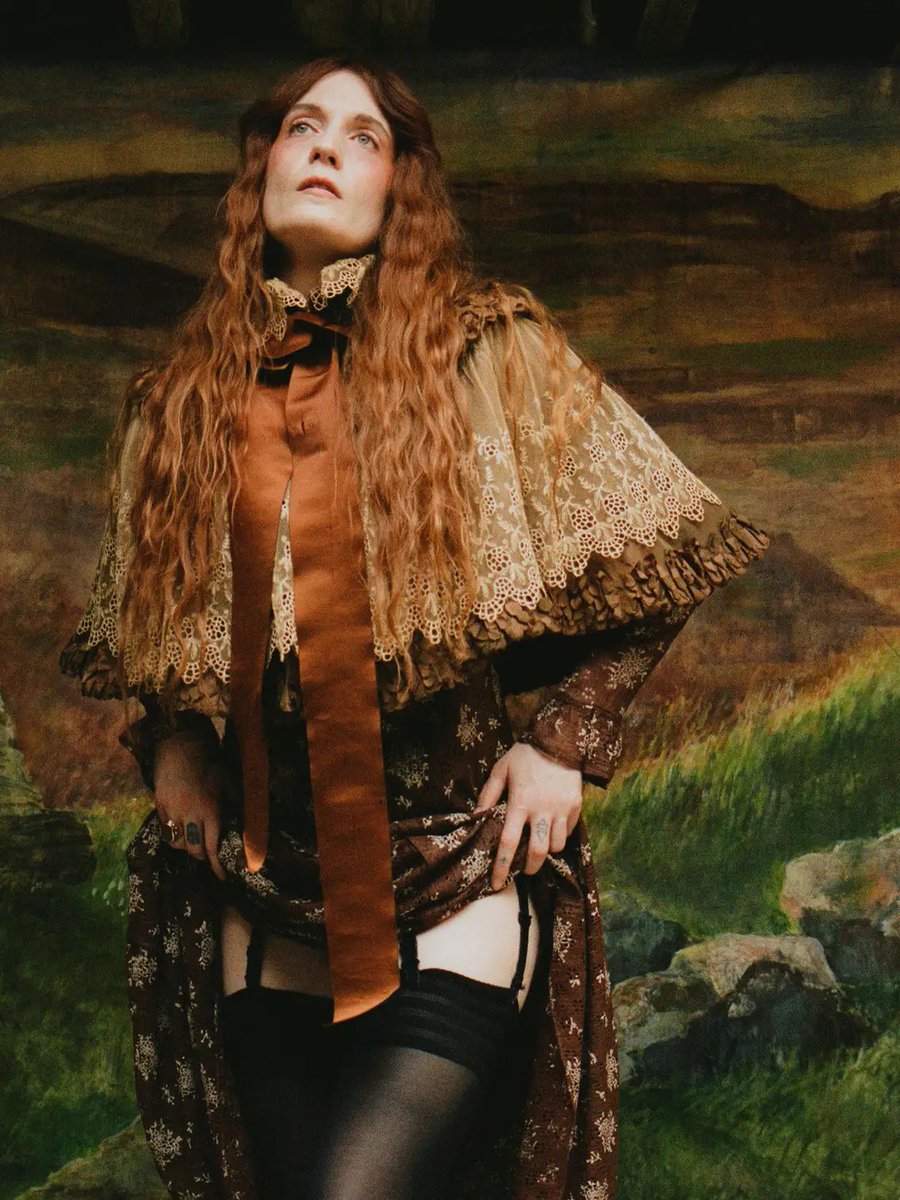 ‘Everybody Scream’ by Florence + The Machine has officially reached #1 on iTunes US! It has also reached a new peak at #13 on Apple Music! 
florence.lnk.to/everybodyscream