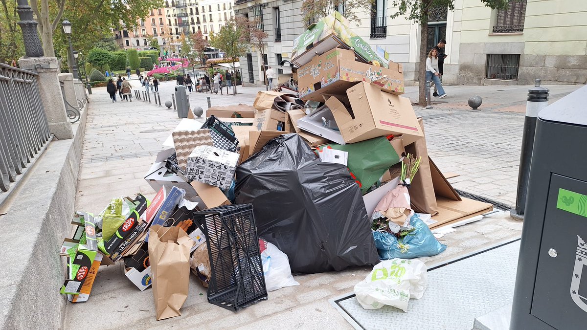 avaustrias's tweet image. Recién inaugurados los contenedores soterrados en calle Lepanto, Plaza de Oriente. 

#BasuraDeHosteleria

#EstaBasuraNoEsMia
#ElQueContamineQuePague 
#TasaCentroInjusta