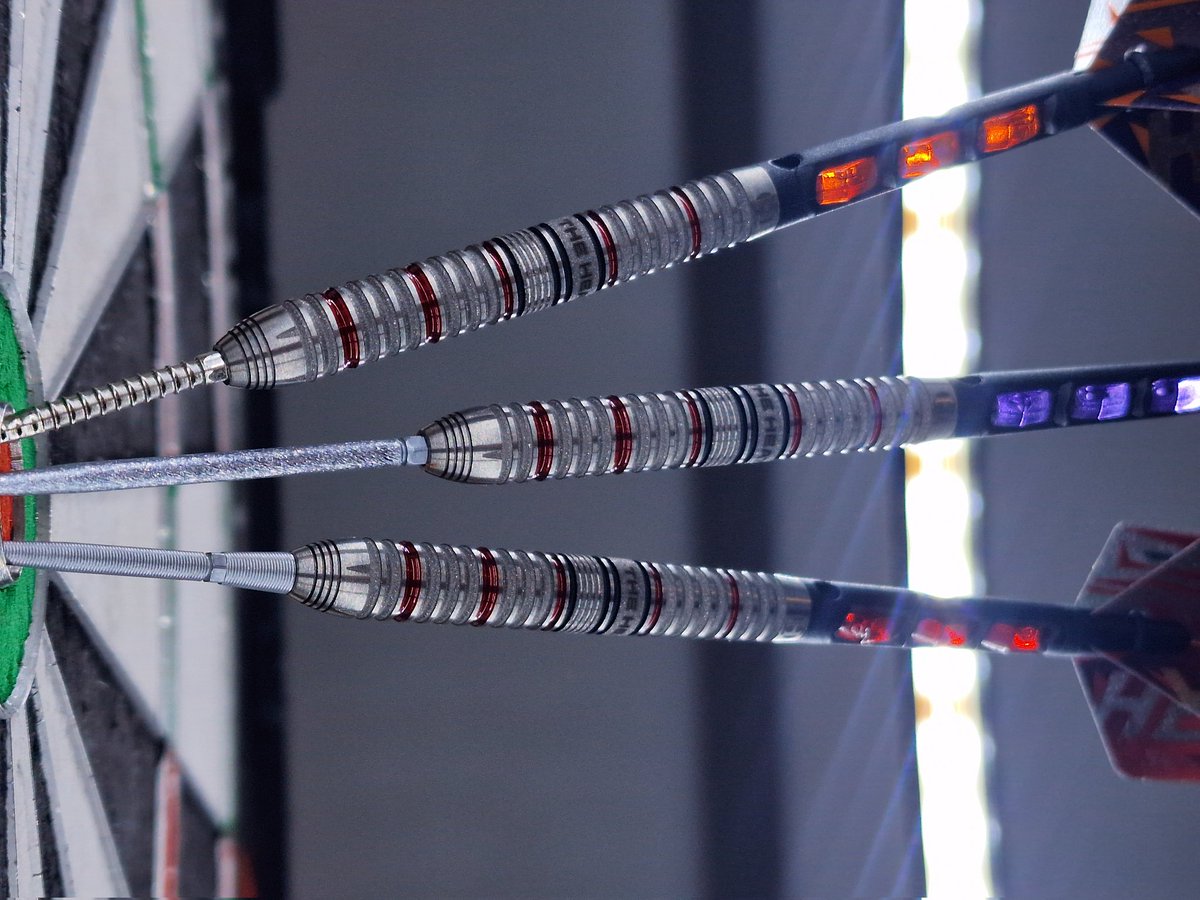 thatregularchap's tweet image. Much love to @HarrowsDarts for the prize: Damon Heta Series 4 with the excellent Quick Point system - gives options!

These are gorgeous, and on a side note, the halloween flights are top-notch. A worthy addition to my @DamonHeta180 Series 3 set!

Out of box pic + setup examples.
