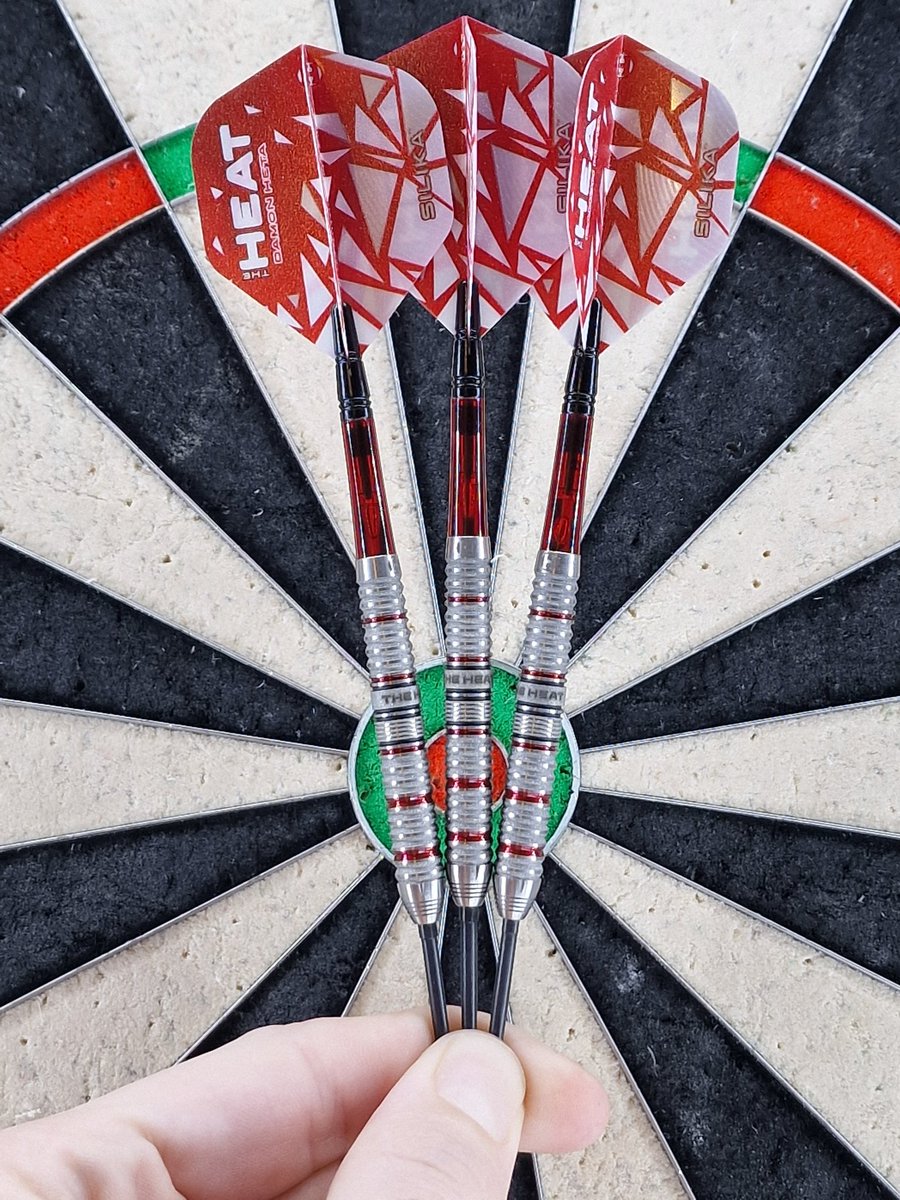 thatregularchap's tweet image. Much love to @HarrowsDarts for the prize: Damon Heta Series 4 with the excellent Quick Point system - gives options!

These are gorgeous, and on a side note, the halloween flights are top-notch. A worthy addition to my @DamonHeta180 Series 3 set!

Out of box pic + setup examples.