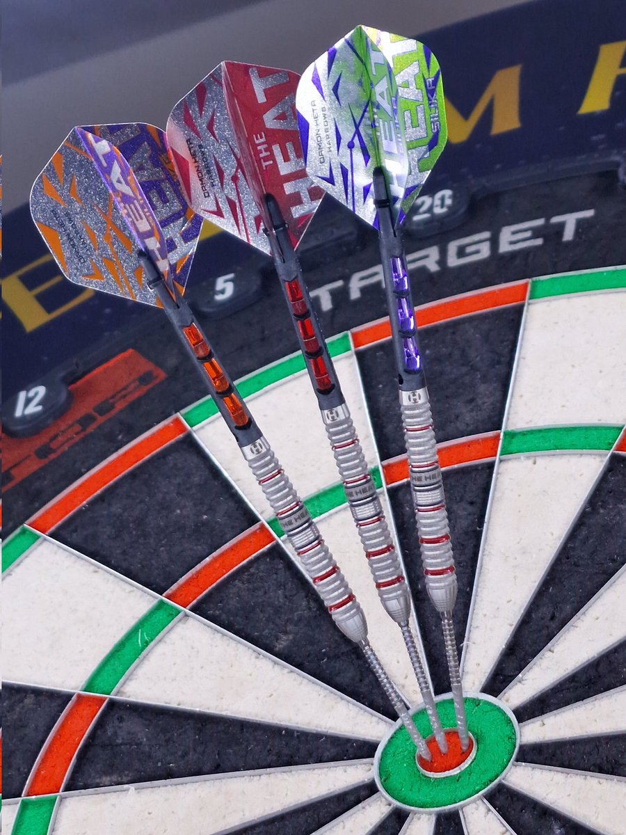 thatregularchap's tweet image. Much love to @HarrowsDarts for the prize: Damon Heta Series 4 with the excellent Quick Point system - gives options!

These are gorgeous, and on a side note, the halloween flights are top-notch. A worthy addition to my @DamonHeta180 Series 3 set!

Out of box pic + setup examples.