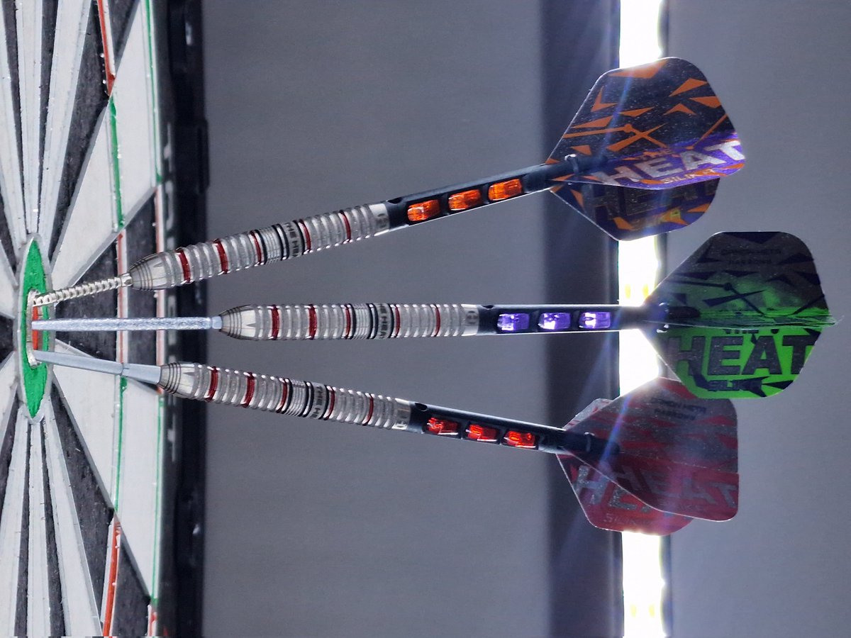 thatregularchap's tweet image. Much love to @HarrowsDarts for the prize: Damon Heta Series 4 with the excellent Quick Point system - gives options!

These are gorgeous, and on a side note, the halloween flights are top-notch. A worthy addition to my @DamonHeta180 Series 3 set!

Out of box pic + setup examples.
