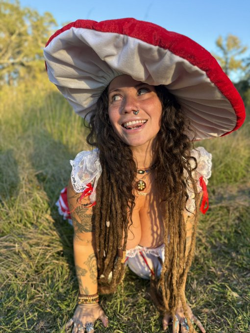 1 pic. the sexiest mushroom around 🍄 I LOVE YOU GUYS SO MUSH and hope everyone has a great halloween<a href="/tag/goonathon"class="tags"><span>#goonathon</span></a>