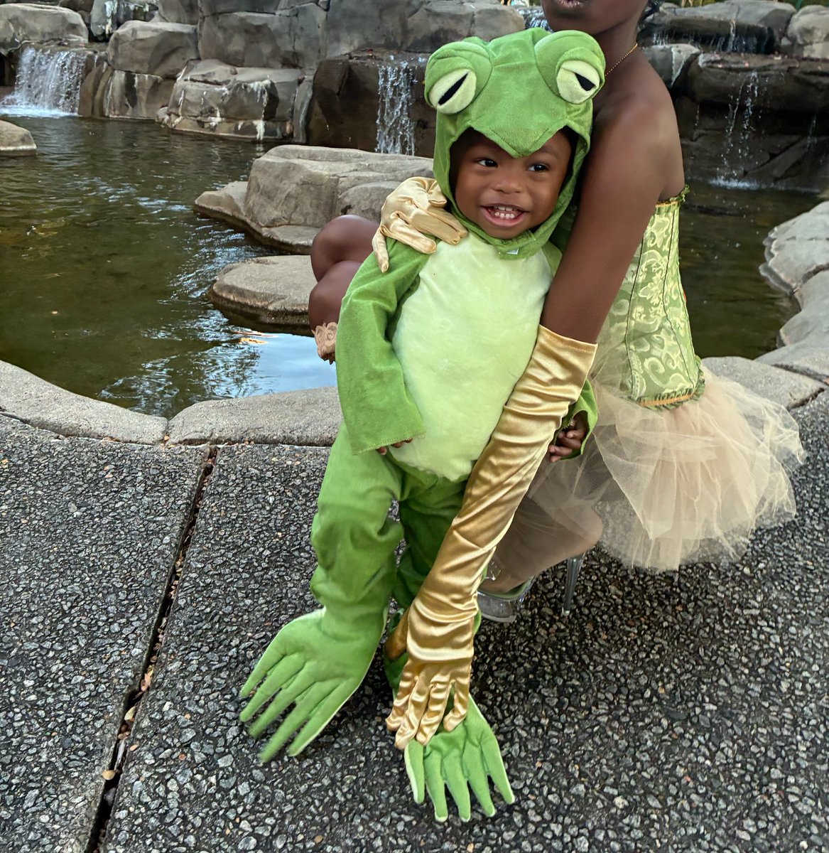 madisonanaijaa's tweet photo. happy halloween 🐸 .. https://t.co/URSI2QzGY4