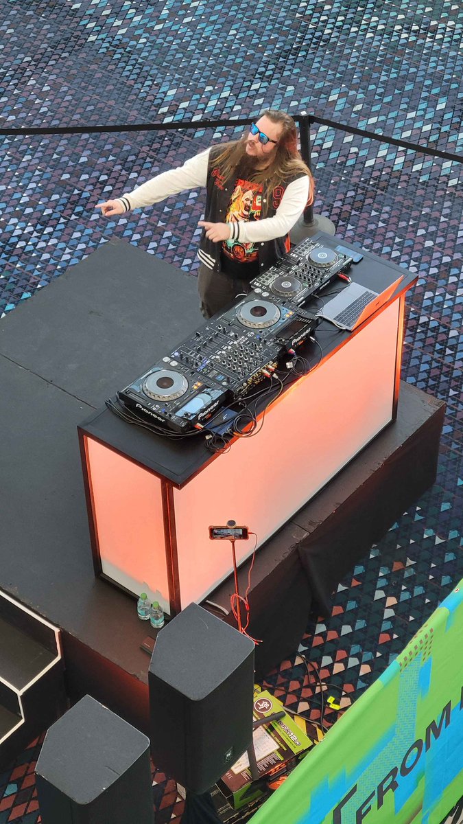 YesImJon tweet media