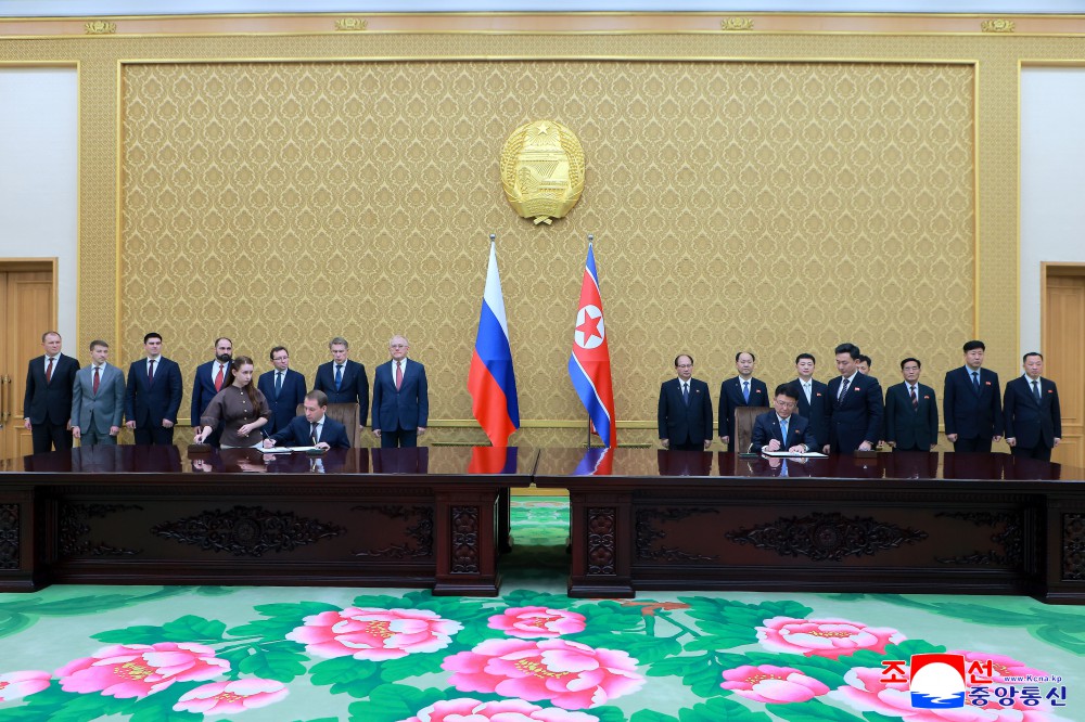 عُقدت في 31 أكتوبر بقاعة مانسودي للمؤتمرات محادثات بين الجانبين الكوري والروسي برئاسة وزير الاقتصاد الخارجي الكوري والوزير الروسي للبيئة تم خلالها مناقشة خطط التعاون الثنائي المشتركة وتوقيع محضر اجتماع اللجنة المشتركة، تلى ذلك حفل عشاء رسمي استضافته وزارة الاقتصاد الخارجي الكورية