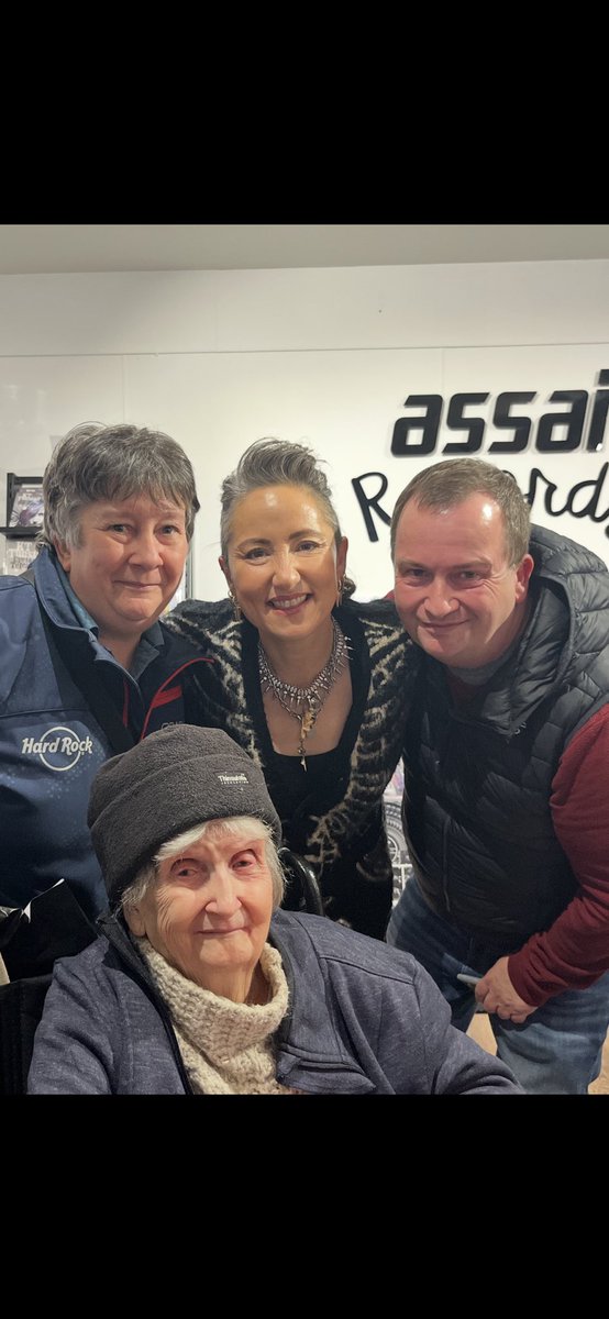 davidriley0808's tweet photo. @KTTunstall so great to see you again today @Assai_UK in Dundee, thanks for taking the time to✍️my vinyls &amp; 💿 wishing you every success with the 20th Anniversary of 👁️ to the 🔭, sounds just as good now as it did back in 2005😉 oh &amp; I forgot to say your tour bus looks amazing! x https://t.co/2xYSP16NeT