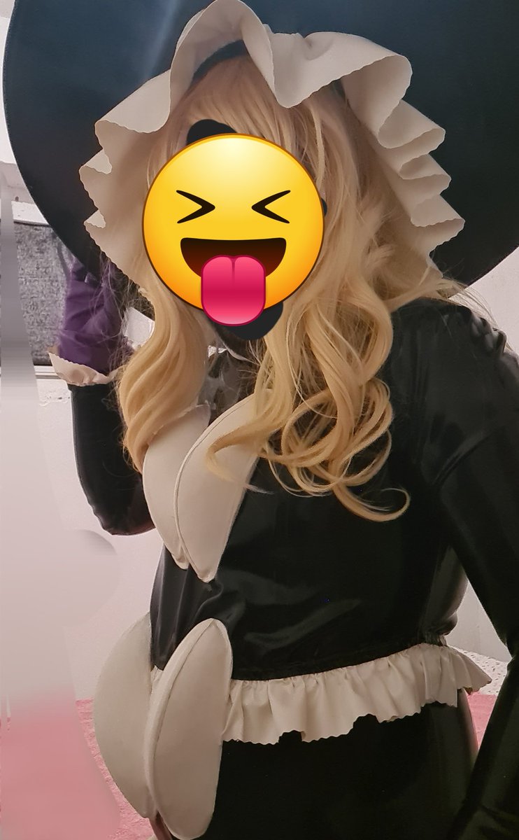 PeiserZzubonja's tweet image. Spoopy squeaky Halloween 🎃 🖤

It&apos;s time to treat you peeps with some new shiny pics of mine... now with an inflated weetch hat and a fitting blonde wig 💛

(More pics to come soon~)

#latex #cosplay #touhou #marisakirisame #rubber #pokemon #gothitelle