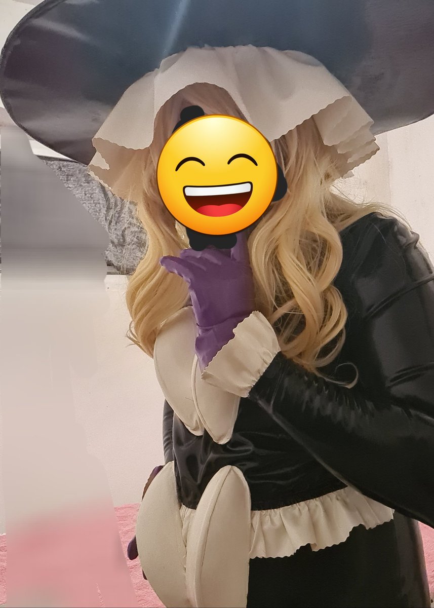 PeiserZzubonja's tweet image. Spoopy squeaky Halloween 🎃 🖤

It&apos;s time to treat you peeps with some new shiny pics of mine... now with an inflated weetch hat and a fitting blonde wig 💛

(More pics to come soon~)

#latex #cosplay #touhou #marisakirisame #rubber #pokemon #gothitelle