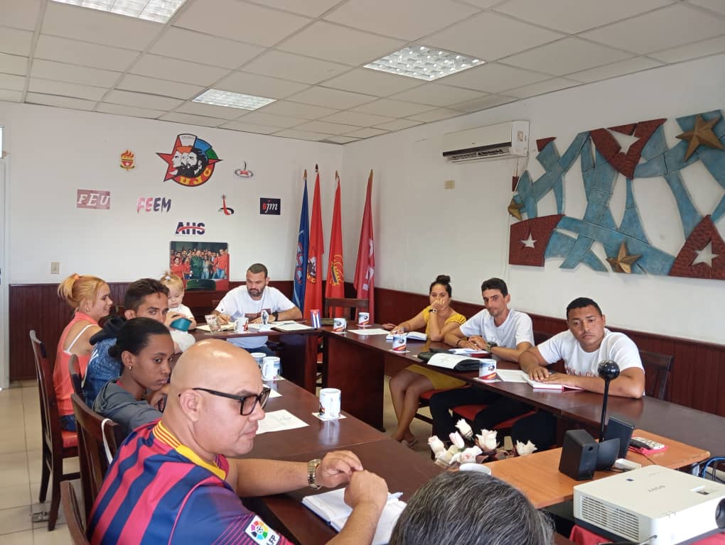 👉Reunión Ordinaria del Buró Provincial de #UJCVillaClara , fueron abordados temas de gran interés para la organización juvenil tales como la atención de la #UJC al INDER y la formación política ideológica de los cuadros y trabajadores . 
    #SiempreJoven #UJCdeCuba