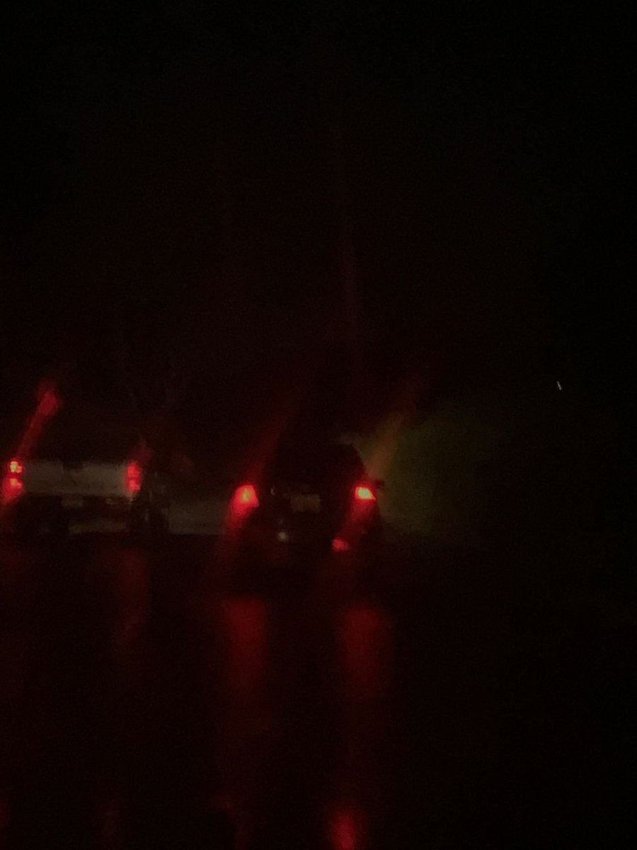 LucyPN's tweet image. Manejaba en carretera, con un palo de agua y me quedé sin luces. No veía NADA. No sé de dónde salió ni quién era pero otro conductor me pasó y me guió con sus luces TODO el camino. Manejamos a 5 pero no me dejó atrás ni un minuto.

¡Dios te bendiga dónde sea que vayas!