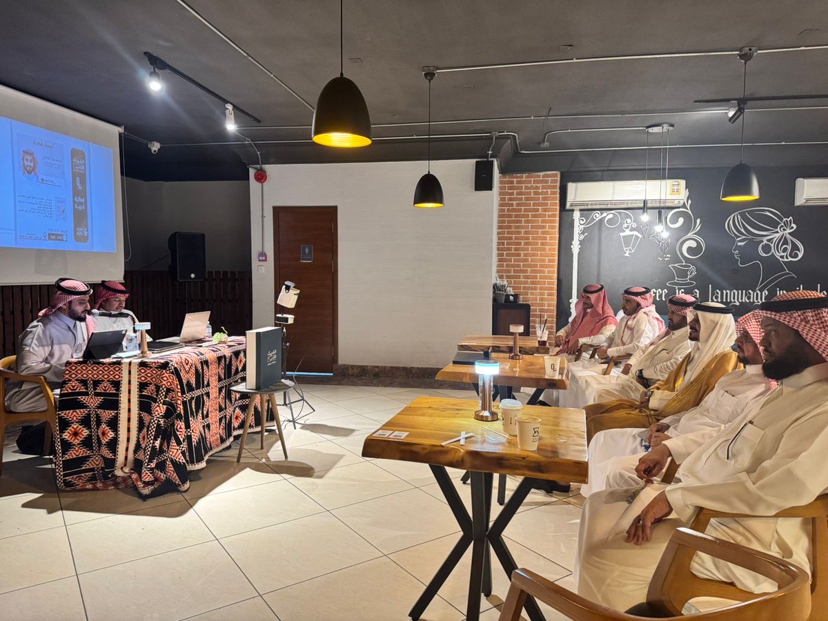 نتقدّم بخالص الشكر والتقدير للأستاذ الأديب. محمد بن بجاد الفاضلي على إحيائه أمسية شعرية ماتعة في مقهى لغة القهوة،
ضمن مبادرة #الشريك_الأدبي، حيث أتحف الحضور بجمال الكلمة ونبض الإبداع. 🌿☕